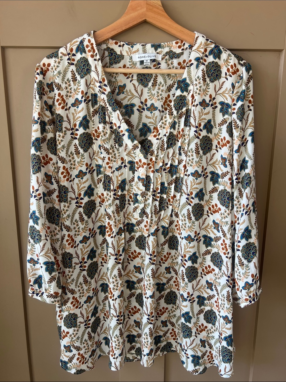 Rose + Olive 2X Cream Floral Pintuck Button Down Tunic Top